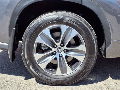 Certified 2024 Toyota Highlander XLE FWD image 7