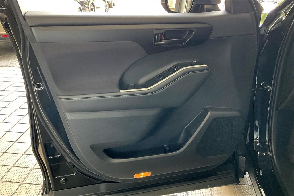 Used 2025 Toyota Highlander LE FWD image 2