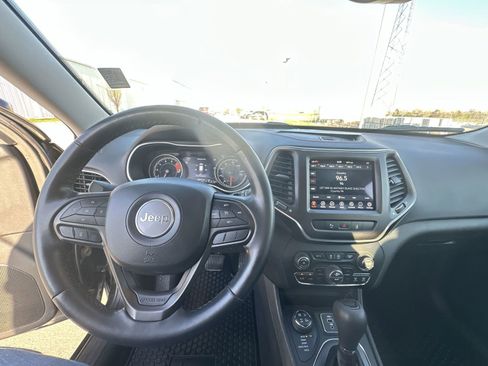 Used 2021 Jeep Cherokee Trailhawk w/ Comfort/Convenience Group AWD/4WD image 11