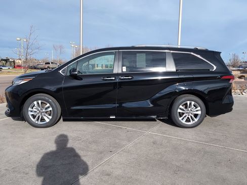 Used 2026 Toyota Sienna Limited image 4