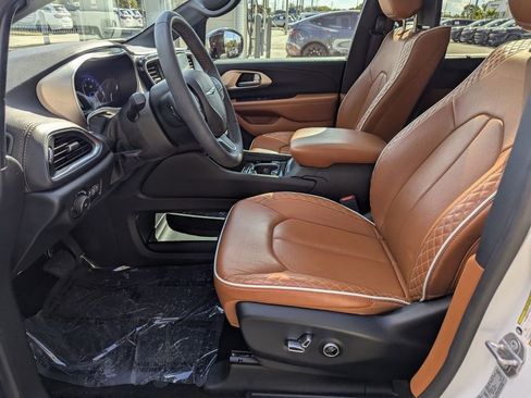 Used 2025 Chrysler Pacifica Pinnacle w/ Trailer Tow Group image 25