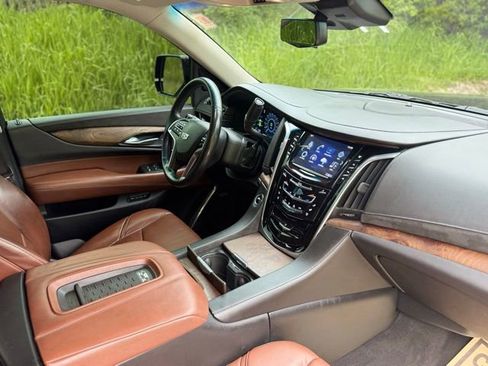 Used 2017 Cadillac Escalade Premium Luxury w/ LPO, Radiant Package AWD/4WD image 20