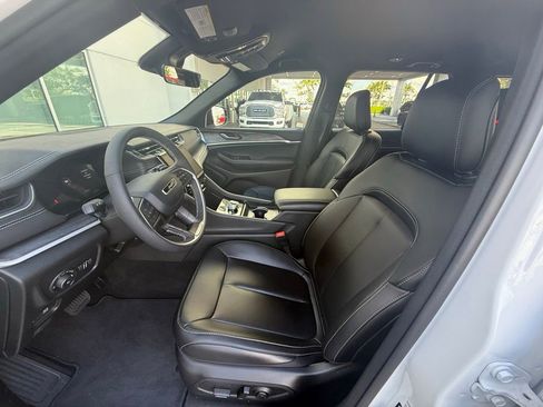 Certified 2025 Jeep Grand Cherokee Limited image 11