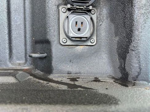 Used 2022 GMC Sierra 2500 SLT w/ SLT Premium Package image 10