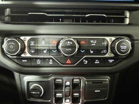 Used 2024 Jeep Wrangler Unlimited Rubicon w/ Dual Top Group AWD/4WD image 31