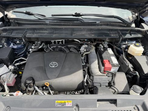 Used 2021 Toyota Highlander XLE AWD/4WD image 3