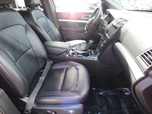Used 2017 Ford Explorer XLT w/ Equipment Group 202A AWD/4WD image 36