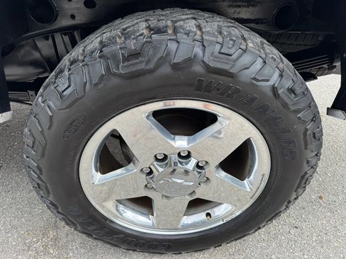 Used 2011 Chevrolet Silverado 2500 LTZ w/ LTZ Plus Package image 46