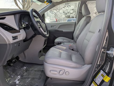 Used 2017 Toyota Sienna XLE Premium image 13