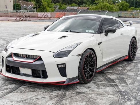 Used 2018 Nissan GT-R Premium image 2