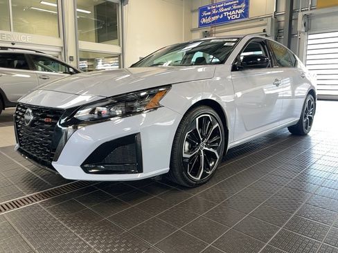 Used 2024 Nissan Altima 2.5 SR w/ SR Premium Package image 3