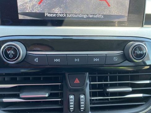 Used 2022 Ford Escape SE w/ Cold Weather Package image 22