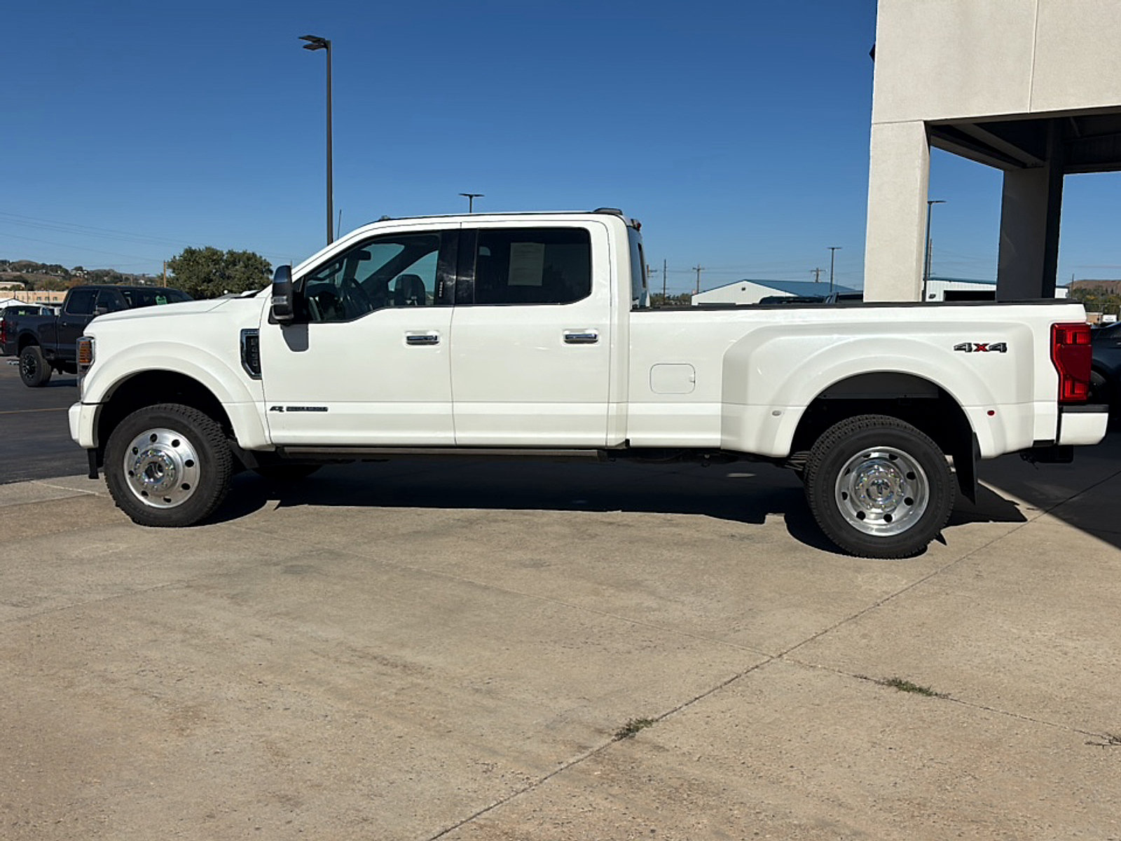 Used 2022 Ford F450 Platinum w/ Camper Package AWD/4WD image 9