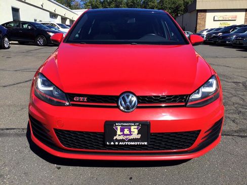 Used 2017 Volkswagen GTI SE image 2
