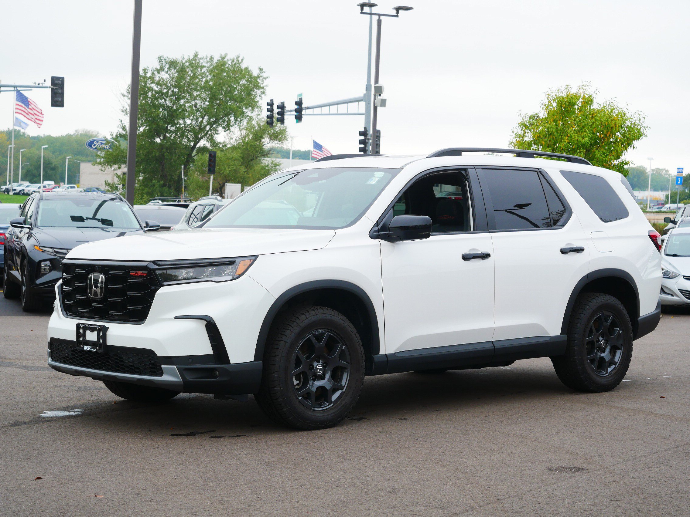 Used 2025 Honda Pilot TrailSport image 2