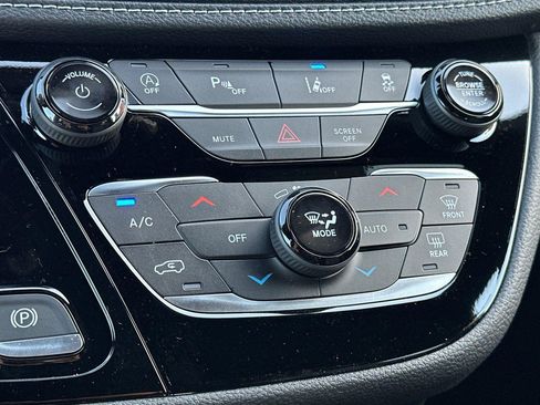 New 2026 Chrysler Pacifica Select image 18