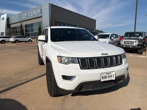 Used 2018 Jeep Grand Cherokee Laredo image 1