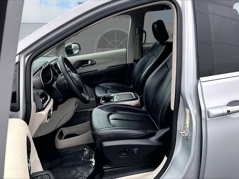 Used 2024 Chrysler Pacifica Select image 11