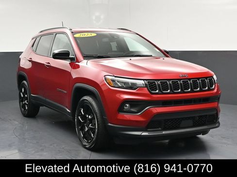Used 2025 Jeep Compass Latitude w/ Altitude Special Edition AWD/4WD image 1