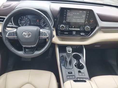 Used 2020 Toyota Highlander XLE image 13