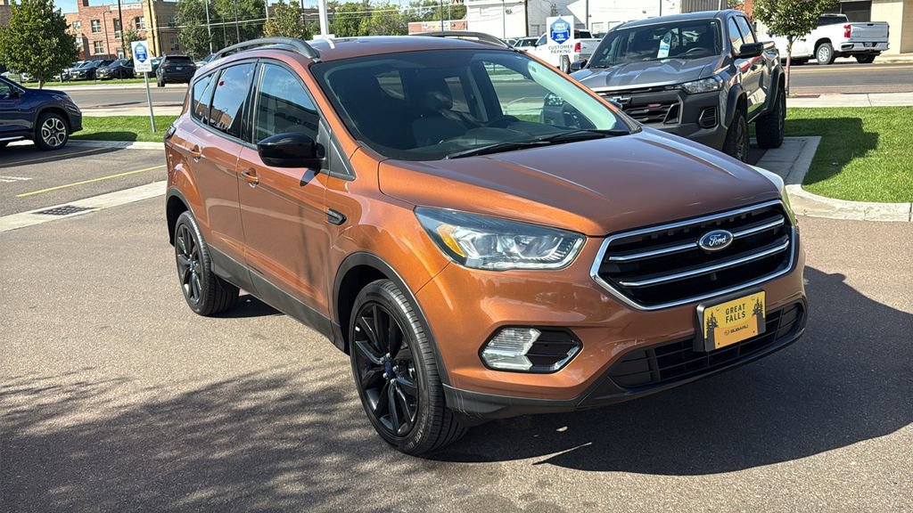 Used 2017 Ford Escape SE w/ SE Sport Appearance Package AWD/4WD image 3