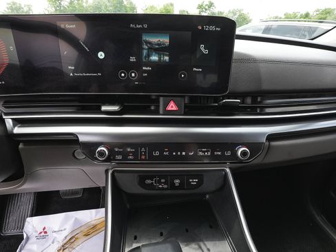 Used 2025 Kia Carnival FWD image 21