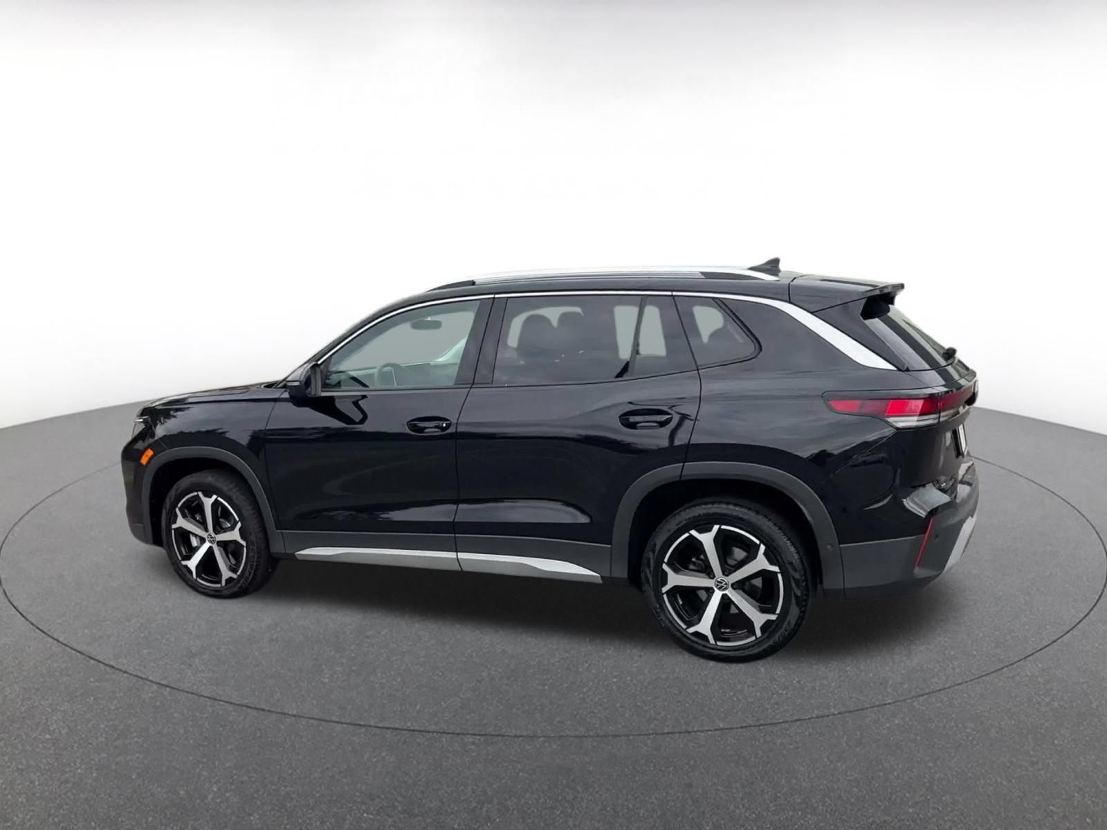 Used 2026 Volkswagen Tiguan SE AWD/4WD image 9