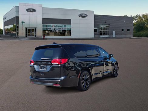 Used 2019 Chrysler Pacifica Touring Plus w/ S Appearance Package FWD image 9