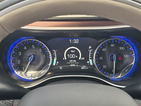 Used 2020 Chrysler Pacifica Limited w/ Advanced Safetytec Group FWD image 18