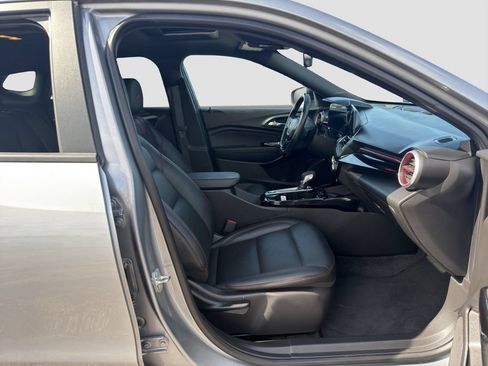Used 2024 Chevrolet Trax RS w/ Sunroof Package FWD image 18