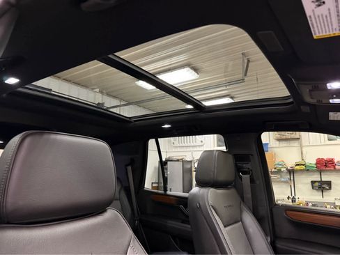 Used 2025 GMC Yukon Denali w/ Sun & Power Step Package image 43