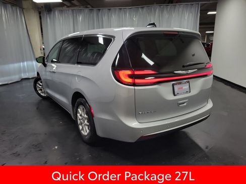 Used 2024 Chrysler Pacifica Touring-L FWD image 6