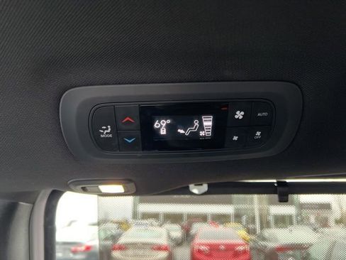 Used 2019 Chrysler Pacifica Touring-L image 31