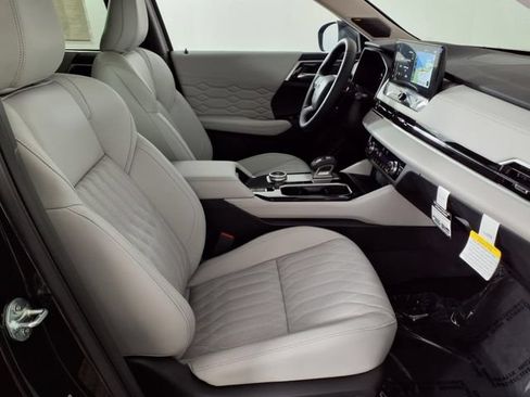 Used 2025 Mitsubishi Outlander AWD image 9