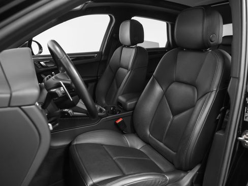 Certified 2023 Porsche Macan image 5