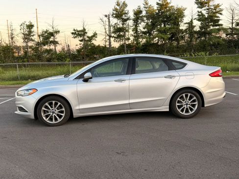Used 2017 Ford Fusion SE FWD image 2