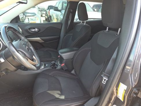 Used 2017 Jeep Cherokee Latitude image 8