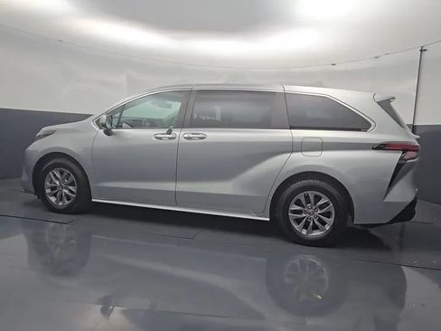 Used 2022 Toyota Sienna XLE AWD/4WD image 10