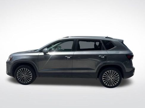 Used 2025 Volkswagen Taos SE FWD image 2