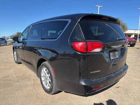Used 2022 Chrysler Voyager LX image 5