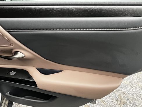 Used 2025 Lexus ES 300h w/ Premium Package FWD image 38
