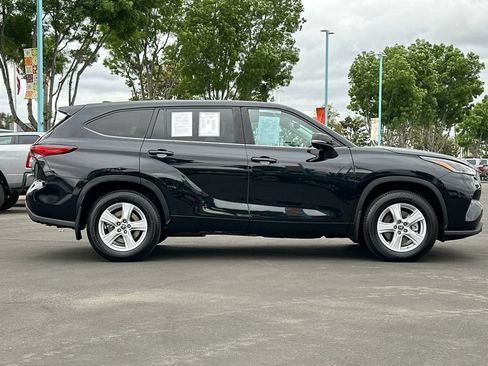 Used 2023 Toyota Highlander LE AWD/4WD image 2