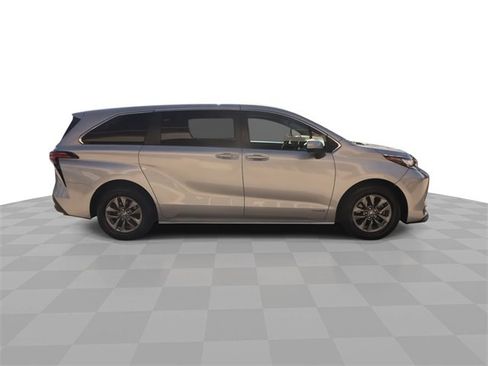 Used 2021 Toyota Sienna LE image 17