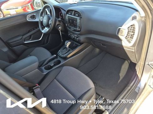 Certified 2025 Kia Soul LX w/ LX Technology Package FWD image 10