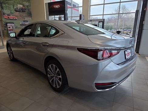 Used 2023 Lexus ES 250 w/ Premium Package image 7