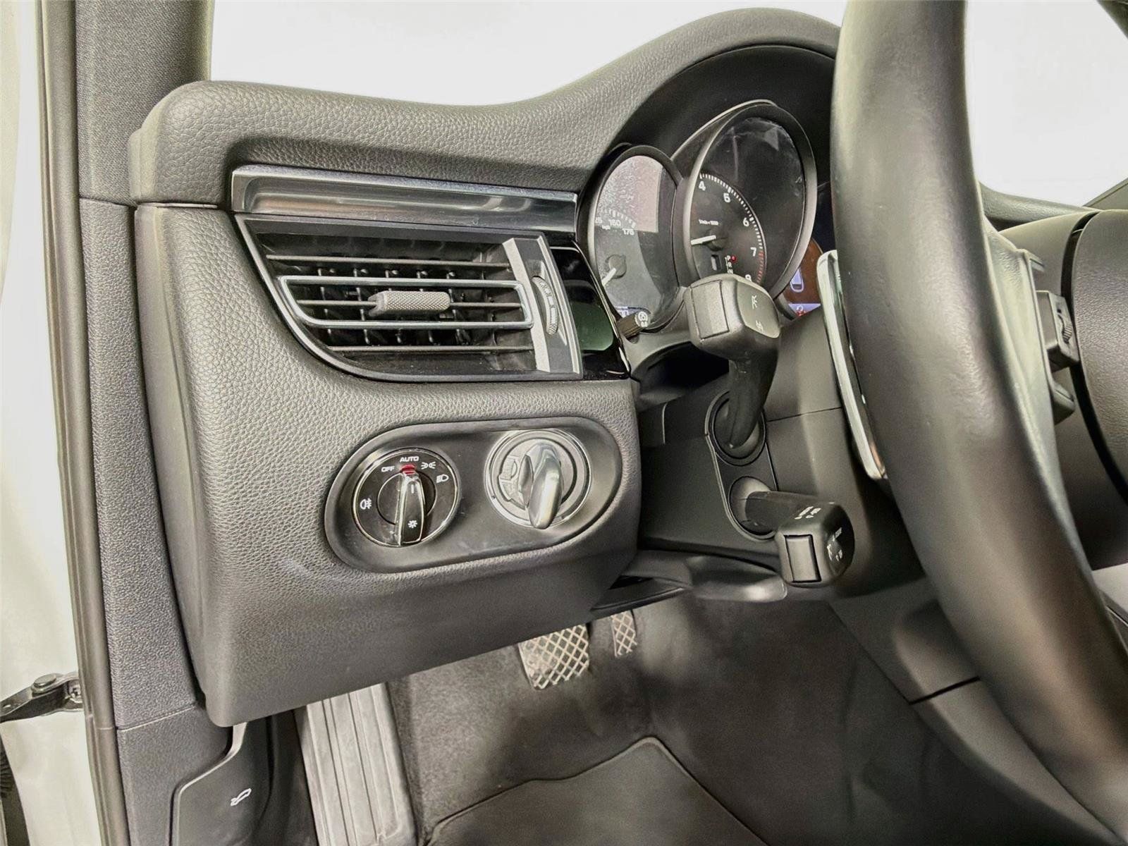 Certified 2022 Porsche Macan AWD/4WD image 32