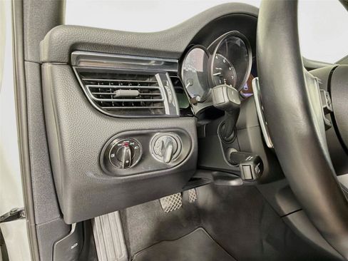 Certified 2022 Porsche Macan AWD/4WD image 32