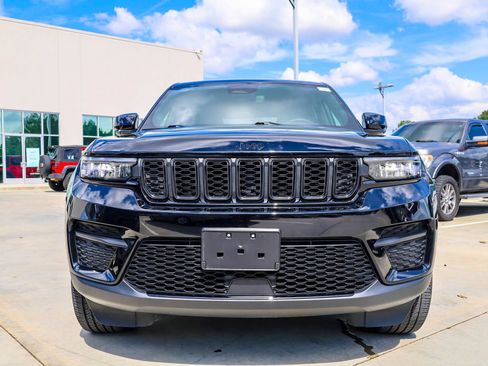 Used 2023 Jeep Grand Cherokee Altitude AWD/4WD image 3
