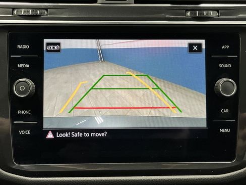 Used 2023 Volkswagen Tiguan SE w/ Panoramic Sunroof Package image 10