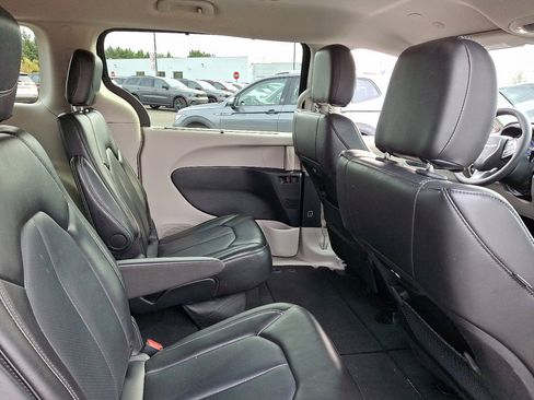 Used 2024 Chrysler Pacifica Touring-L image 14